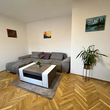 Zentrale Mit Parkplatz